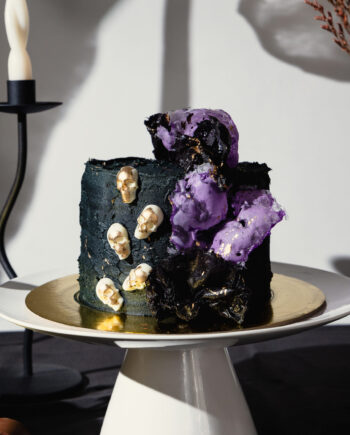 Calaveras moradas cakes