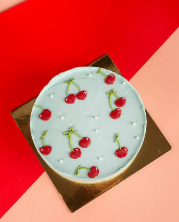 Lunch box cake cerezas azules