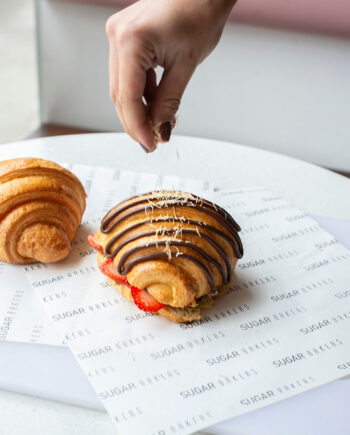 Croissant de dubai chocolate y fresas #fastpickup