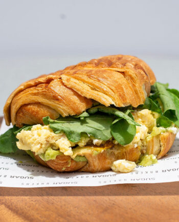 Croissant arreglado de aguacate