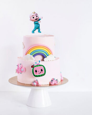 Cake dos pisos con cake toppers