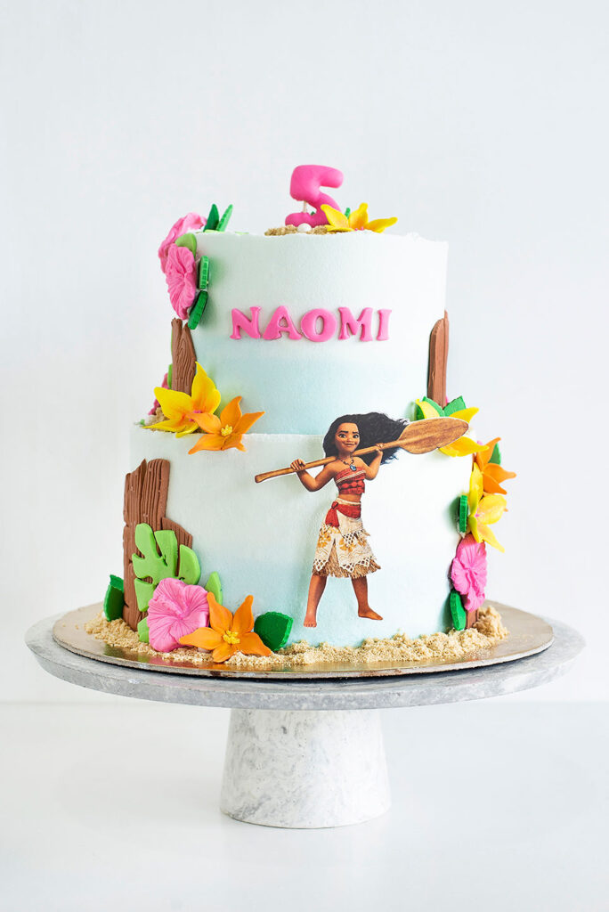Cake de dos pisos con cake toppers y fondant