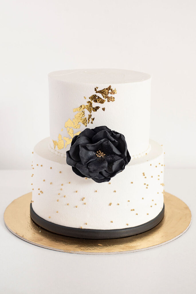 Cake dos pisos clasico con detalles