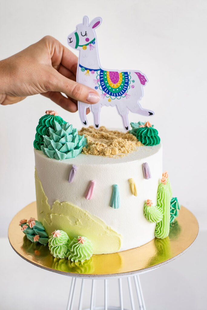 Cake con base elaborada y cake topper