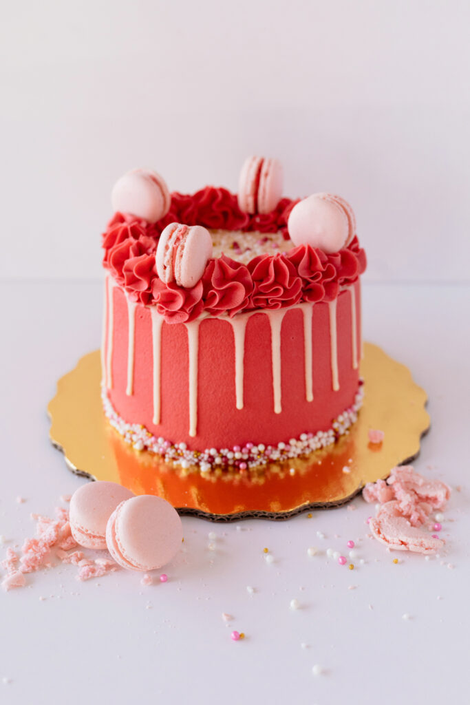 Cake de drip y macarons