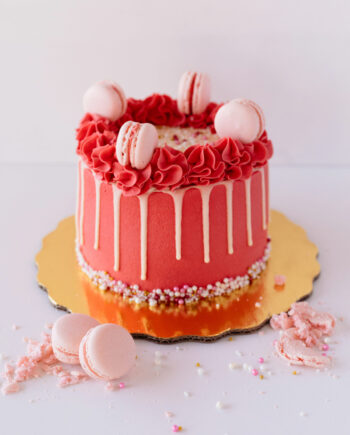 Cake de drip y macarons