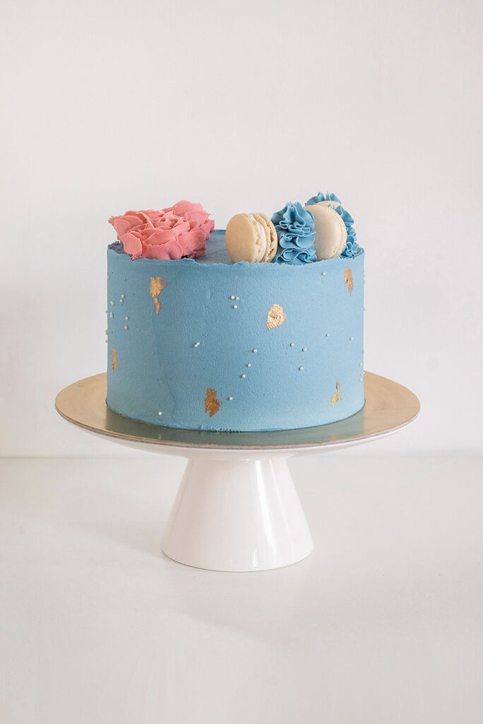 Cake con flores y macarons